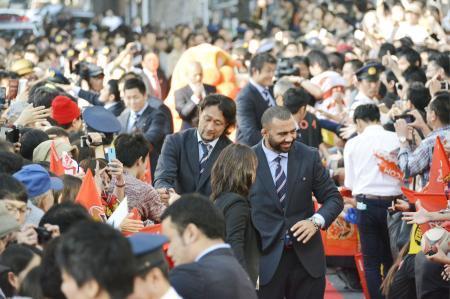　Ｗ杯報告会でファンの歓迎を受けるラグビー日本代表の（右から）リーチ・マイケル主将、大野均選手ら＝２４日午後、東京都府中市