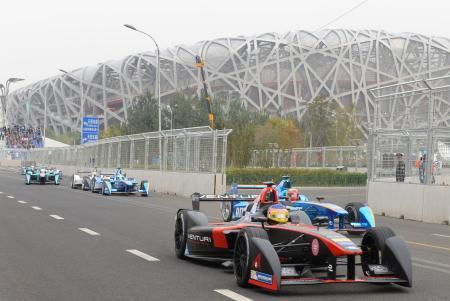 　北京で２季目が開幕した電気自動車レースの世界シリーズ「フォーミュラＥ」。後方は「鳥の巣」の愛称を持つ国家体育場（共同）