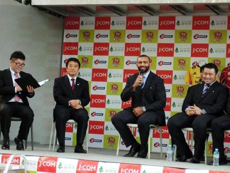 トークショーでワールドカップを振り返る日本代表のリーチマイケル（右から２人目）。右端は三上。