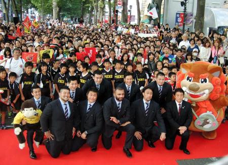 　イベントに集まった市民と記念撮影するラグビー日本代表のメンバーら