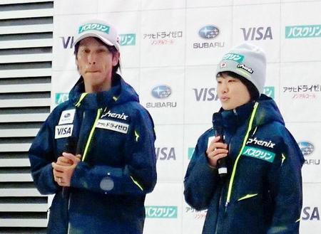 　スキーの開幕会見に出席した葛西紀明（左）と伊藤有希