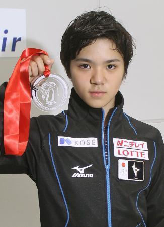 　スケートアメリカで獲得したメダルを披露する宇野昌磨＝２７日、中部国際空港