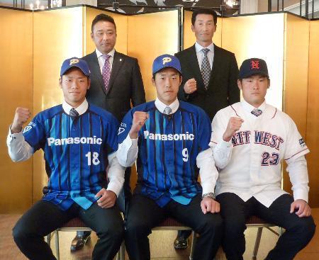 　社会人野球日本選手権の記者会見でポーズをとる、パナソニックの近藤投手（前列左）、トヨタ自動車の田中監督（後列左）、日本生命の十河監督（後列右）ら＝２９日午後、大阪市