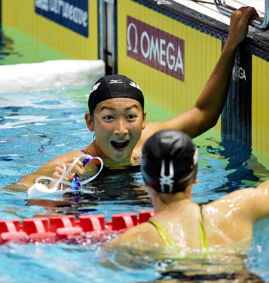 　女子１００メートルバタフライで優勝し、好タイムに驚く池江璃花子（撮影・村中拓久）