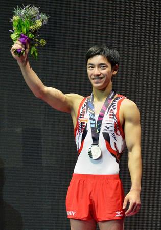 　男子種目別床運動で優勝し表彰式で歓声に応える白井健三（共同）