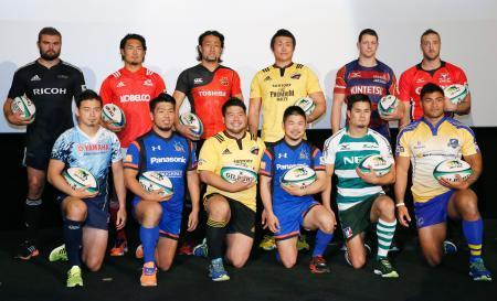 　ラグビー、トップリーグの開幕を控え、記者会見で写真に納まる各チームの日本代表。（前列左から）五郎丸、堀江、畠山、田中、田村、マフィ、（後列左から）ブロードハースト、伊藤、大野、真壁、トンプソン、アイブス＝東京都新宿区