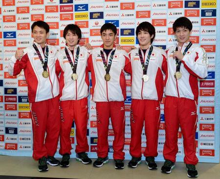 　メダルを胸に笑顔の（左から）田中佑典、内村航平、白井健三、加藤凌平、早坂尚人
