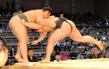 葵（左）を寄り切りで破る宇良（撮影・保田叔久）