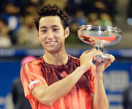 テニス、２３歳の内山が初優勝