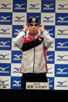 新しいゴーグルとキャップを試着する萩野公介