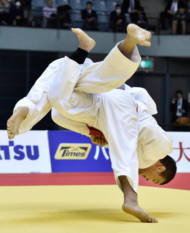 　男子１００キロ級決勝　下和田翔平（左）を内股で破るウルフ・アロン（共同）