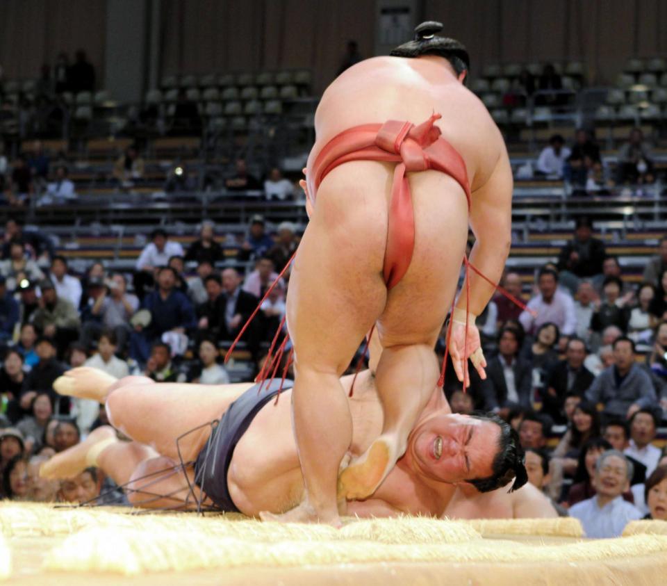 嘉風（右）に肩透かしで敗れる稀勢の里＝福岡国際センター（撮影・保田叔久）