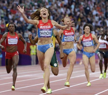 　ロンドン五輪の陸上女子８００メートル決勝で、１位でゴールするロシアのマリヤ・サビノワ（中央）＝２０１２年８月（共同）