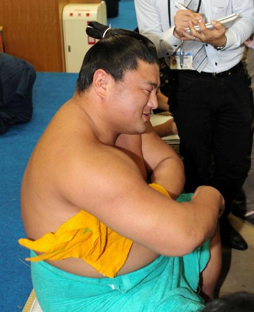 嘉風が“瞬殺”で白鵬に敗れ2勝2敗