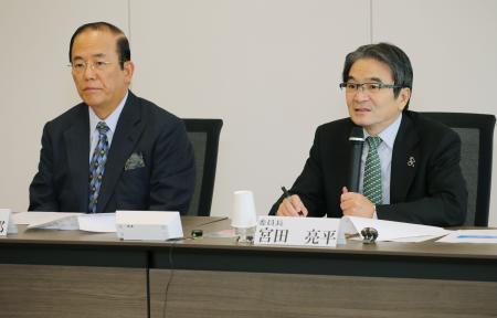 　「エンブレム委員会」の第５回会合で、あいさつする宮田亮平委員長（右）。左は武藤敏郎事務総長＝１２日午前、東京都港区（代表撮影）
