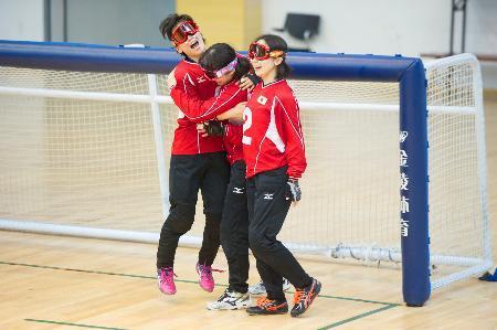 　中国に勝ち、リオデジャネイロ・パラリンピック出場決定を喜ぶゴールボール女子の選手たち＝杭州（日本ゴールボール協会提供・共同）