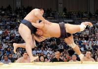 妙義龍（右）は鶴竜を土俵外へ押し出す＝福岡国際センター（撮影・保田叔久）