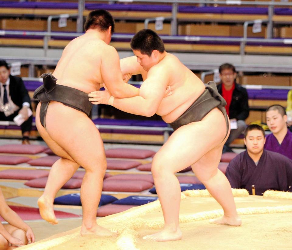 横江（左）を寄り切り三連勝を挙げた琴鎌谷＝福岡国際センター（撮影・保田叔久）