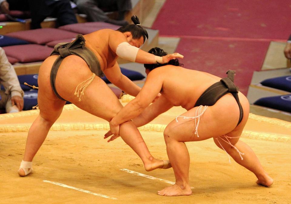 篠原（左）を足取りで下す宇良＝福岡国際センター（撮影・保田叔久）