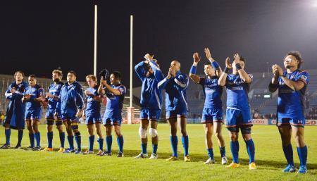 　サントリーに勝利し、ファンの声援に応えるパナソニックフィフティーン＝秩父宮