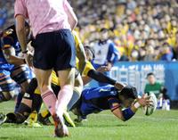 前半、トライを決めるパナソニック・山田（右）＝撮影・堀内翔