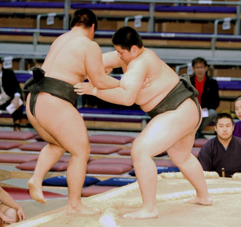 　横江<左>を寄り切り３連勝を挙げた琴鎌谷