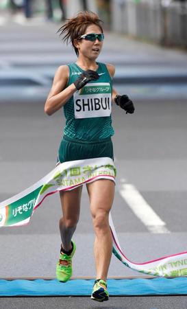 　４位でゴールする渋井陽子（共同）