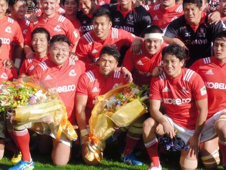 　試合後、花束を贈られた日本代表の山下裕史（前列左）と木津武士（前列左から２人目）