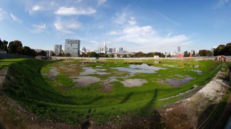 　取り壊し工事が完了した旧国立競技場の敷地＝１６日午前、東京都新宿区