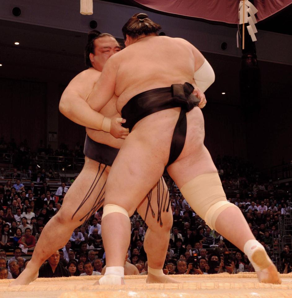 　照ノ富士（右）を寄り切り、勝ち越しを決めた稀勢の里＝福岡国際センター