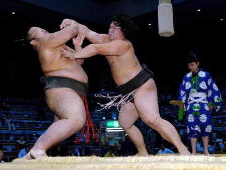 栃颯（左）を押し倒しで破り６連勝を飾った宇良＝福岡国際センター（撮影・佐藤厚）