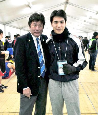 全日本選手権に臨む赤井英五郎（右）と父・英和氏