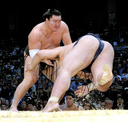 　稀勢の里をはたきこみで破り全勝を守った白鵬