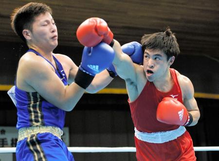 　２回、西村祐太（左）の顔面にパンチを浴びせる赤井英五郎