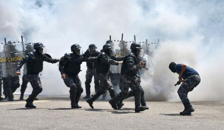 　リオ州軍警察がフランス警察と合同で行った訓練で、暴徒化したデモ参加者（右）を取り押さえる警官隊＝１９日、リオデジャネイロ（共同）