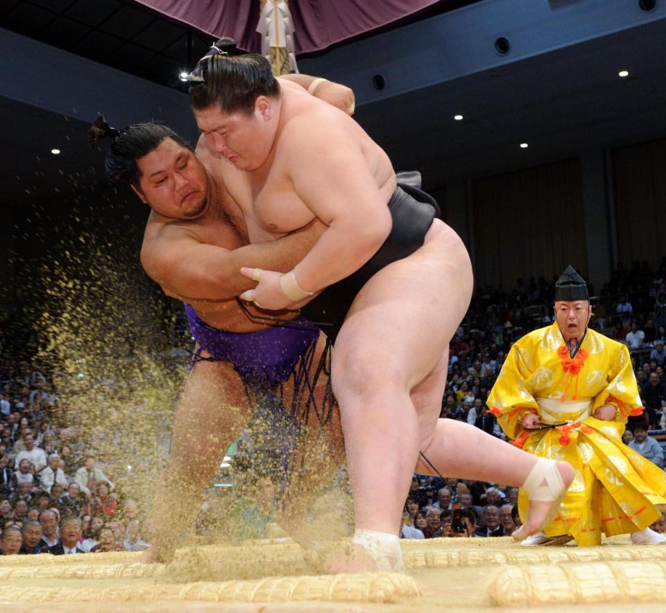 逸ノ城（右）を寄り切り、２敗を守った松鳳山＝福岡国際センター（撮影・佐藤厚）