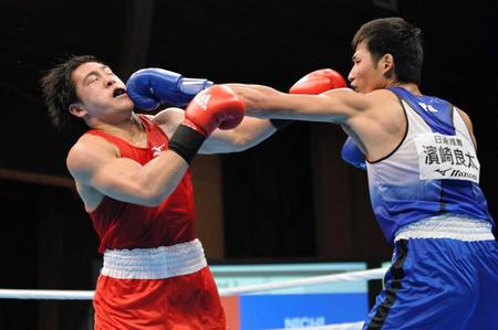 　３回、浜崎良太（右）のパンチを浴びる赤井英五郎