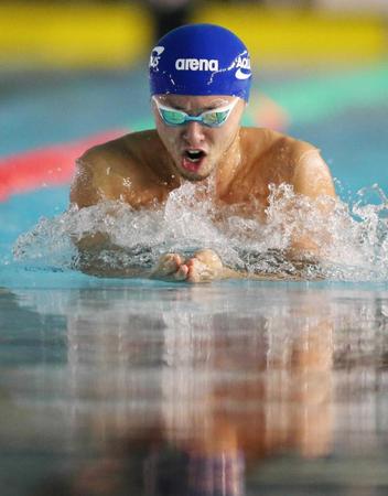 　男子１７歳以上１００メートル平泳ぎ決勝で優勝した北島康介