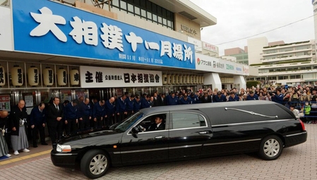 福岡国際センター前をゆっくりと走る北の湖理事長の遺体を載せた霊きゅう車（撮影・佐藤厚）