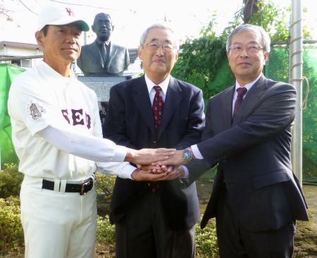 　安部磯雄氏の像の前に並んだ（左から）高橋広早大野球部監督、安部磯雄氏の孫の幾雄氏、川口浩早大野球部長＝２１日、東京都西東京市