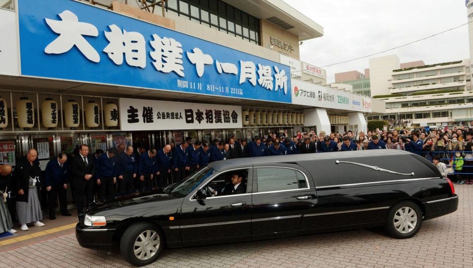 福岡国際センター前をゆっくりと走る北の湖理事長の遺体を載せた霊きゅう車（撮影・佐藤厚）