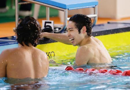 　男子２００メートル背泳ぎで１位となり、笑顔の萩野公介＝東京スイミングセンター