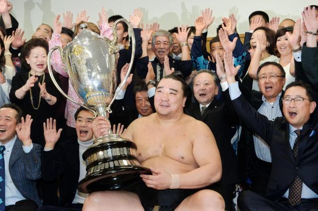 ２場所連続休場明け日馬富士２年ぶりＶ