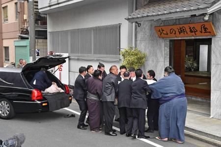 　福岡から搬送された北の湖理事長の遺体を部屋へ運び入れる関係者ら