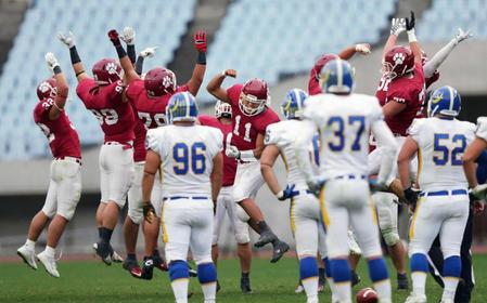 　優勝を果たし喜ぶ立命大の選手たち