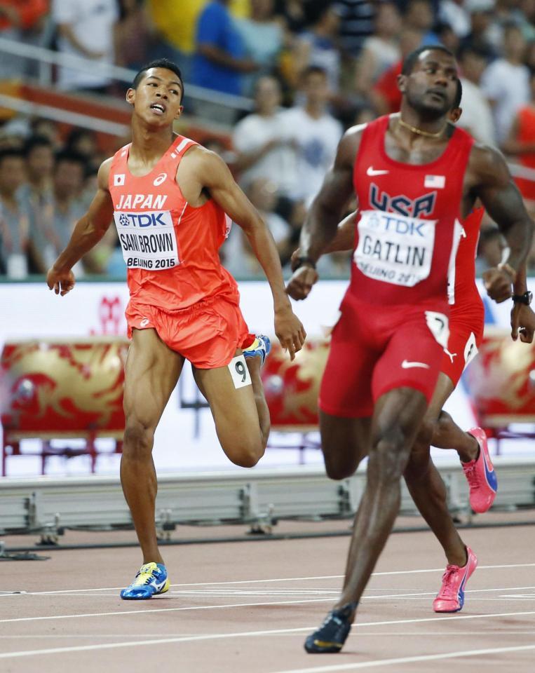 　８月の世界陸上選手権男子２００メートル準決勝でゴールするサニブラウン・ハキーム（左）＝北京（共同）