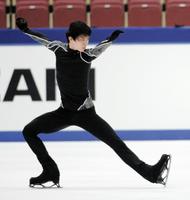 本番前の練習で調整する羽生結弦＝長野ビッグハット（撮影・開出牧）