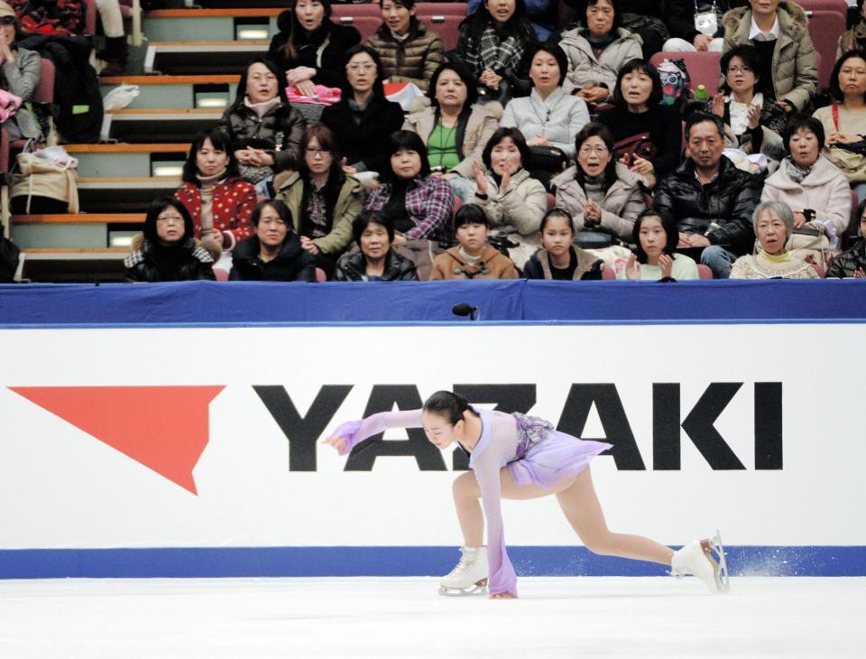 女子フリーのジャンプで着氷に失敗した浅田真央＝長野ビッグハット（撮影・開出牧）