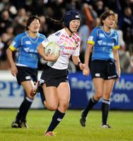 後半、リオ五輪出場を決める勝ち越しのトライを決める小出深冬＝東京・秩父宮ラグビー場（撮影・村中拓久）