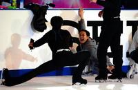 エキシビジョン練習前、おどける羽生結弦（手前）に爆笑する浅田真央＝長野ビッグハット（撮影・開出牧）